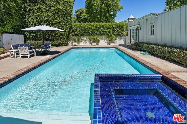 Building Photo - 111 S Glenroy Ave