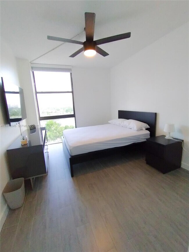 Building Photo - 3625 N Country Club Dr