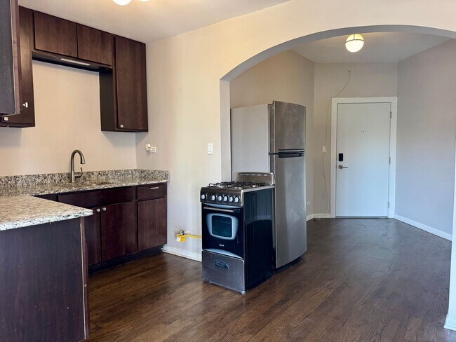 Building Photo - Bright & Spacious Logan Square Studio
