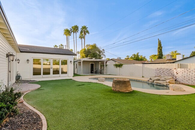 Building Photo - 5328 E Pinchot Ave