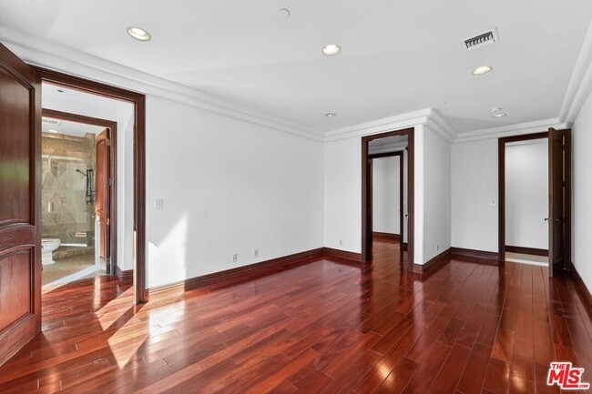 Building Photo - 4536 Vanalden Ave