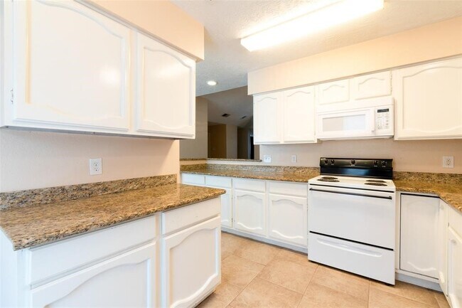 Building Photo - 2527 Colonial Ridge Dr