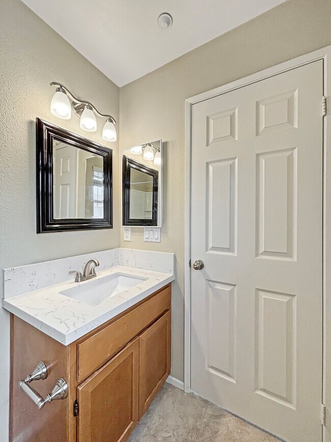 Building Photo - Beautiful 2 Bedroom, 2.5 Bath Condo in Eas...