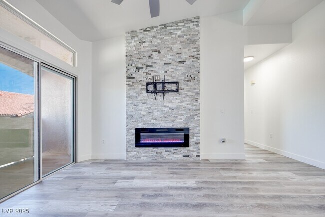 Building Photo - 2305 W Horizon Ridge Pkwy