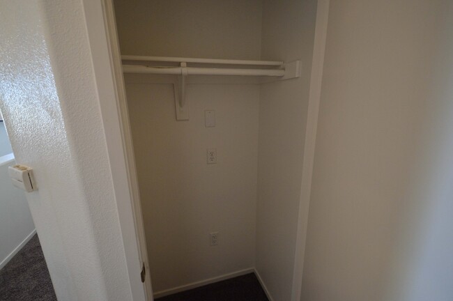 Building Photo - 2nd Floor Condo in a Gated Northeast Commu...