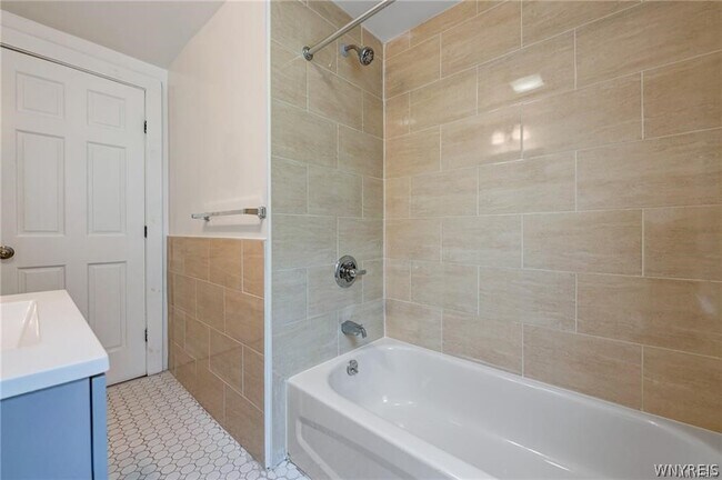 Building Photo - 266 Lasalle Ave