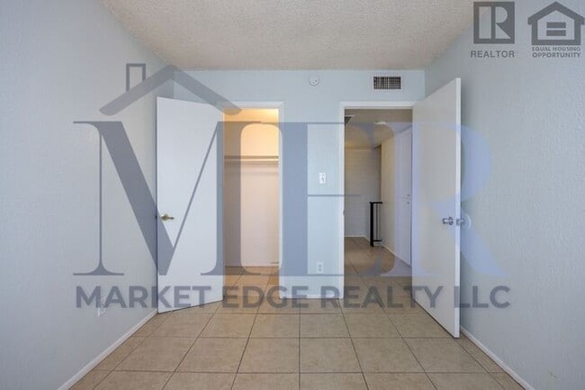 Building Photo - 3Bed/1Bath Home at 48th St/Broadway! $399 ...