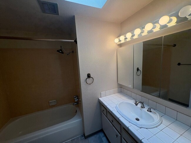 Building Photo - 3 Bed 3 Bath House