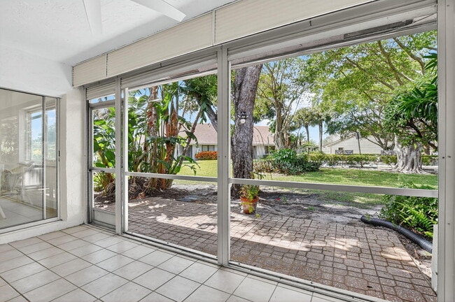 Building Photo - 708 Lago Rd