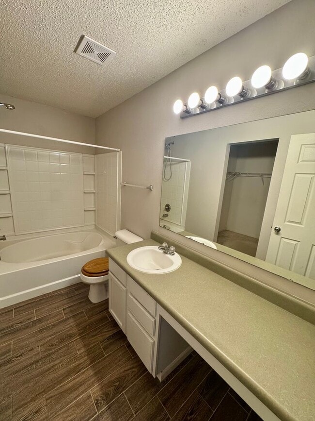 Building Photo - Southside 3/2 home with attached 2 car garage