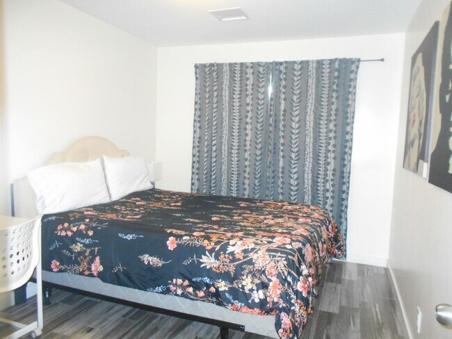 Building Photo - Charming Fully Remodeled Bungalow in Downtown Las Vegas