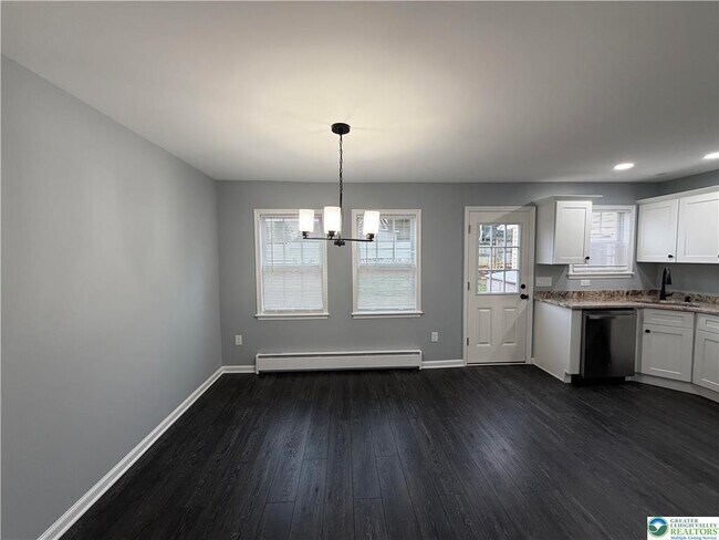 Building Photo - 815 Fernhill Ln