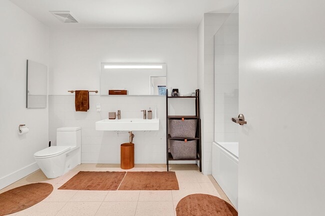 Building Photo - Hollywood Luxury Condo — 2 Beds • 2.5 Bath...