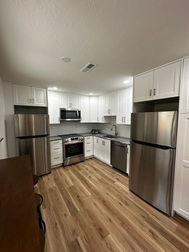 Building Photo - Centennial II Apartments (NEW REMODEL!!)