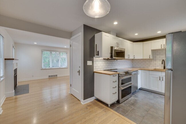 Building Photo - Charming 4 Bed, 2.5 Bath Brick Bungalow in...