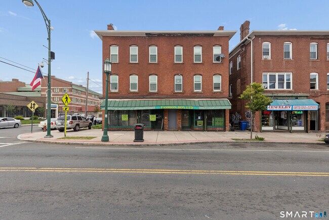 Building Photo - 654 Park St