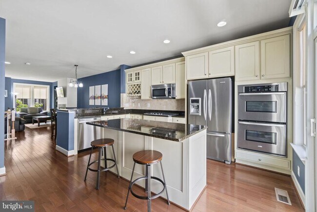 Building Photo - 2509 S Kenmore Ct