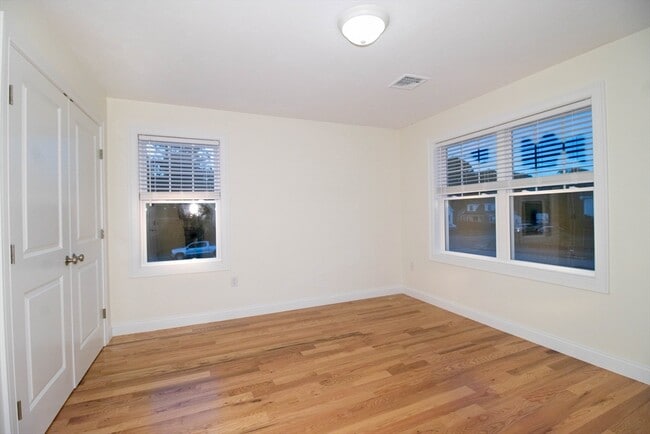 Building Photo - 5 W Chapel St