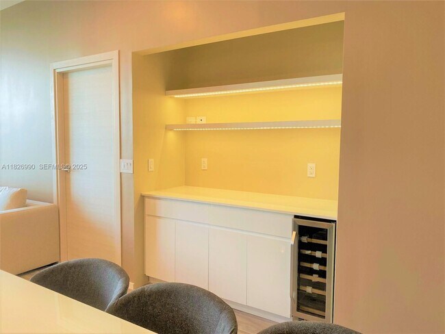 Building Photo - 801 S Miami Ave