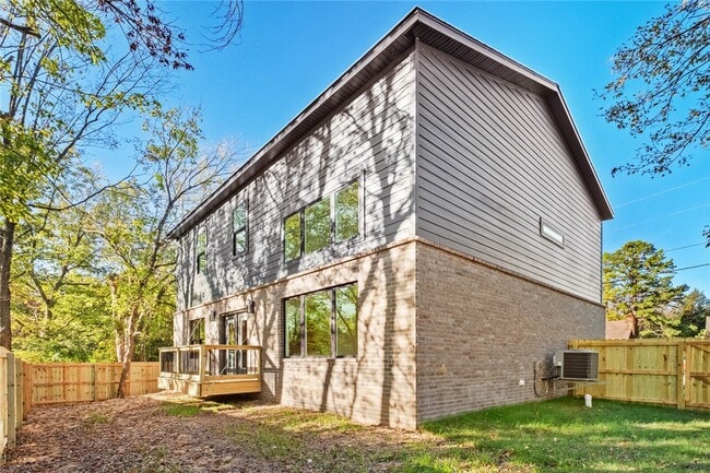 Building Photo - 634 S Happy Hollow Rd