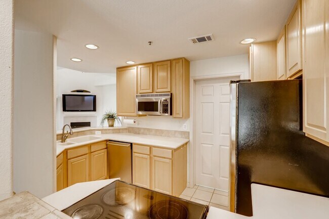 Building Photo - 1 MONTH FREE! Spacious & Light Filled 2-Be...