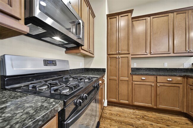 Building Photo - 902 W 23rd St