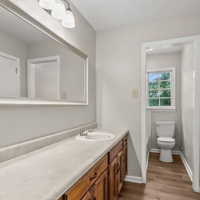 Building Photo - Beautiful 3 Bed 2 Bath Home! Available Fall 2026!