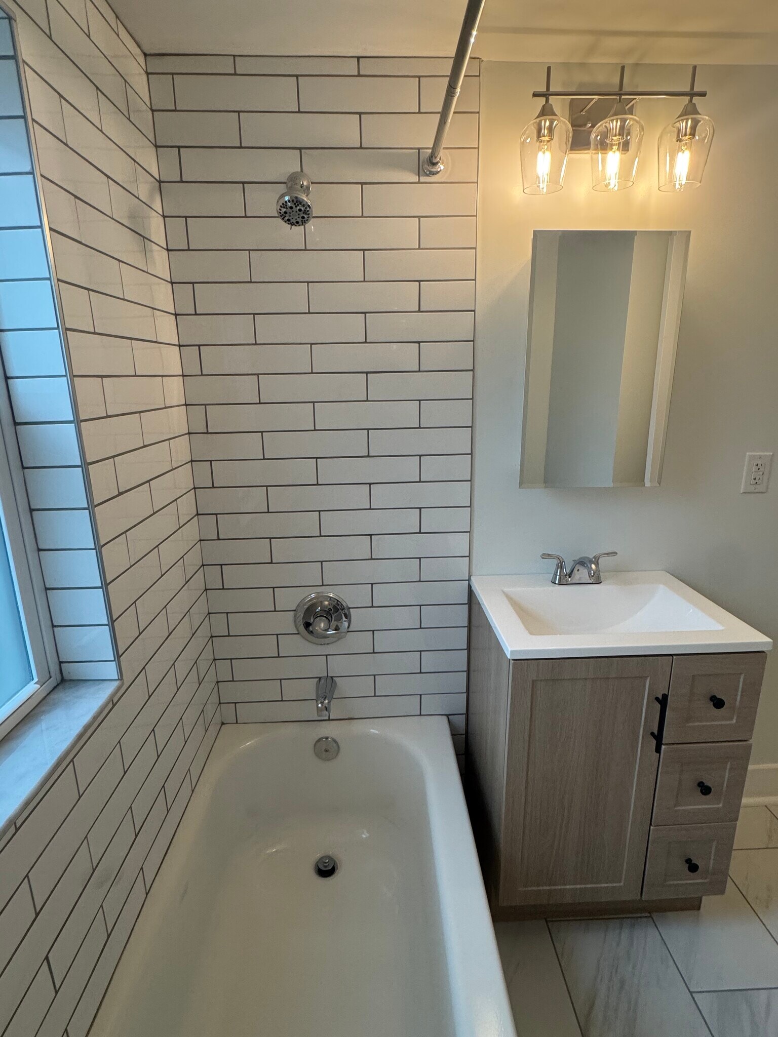 Fully updated bathroom - 1333 Castlewood Ave