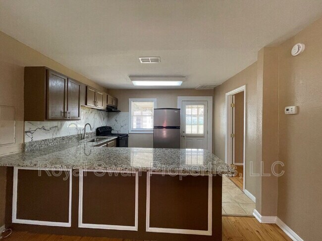 Building Photo - 4520 Clubhouse Rd