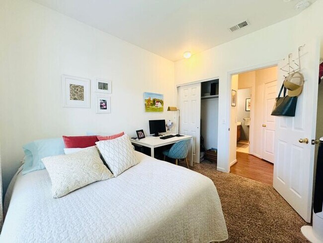 Building Photo - 2 Bedroom, 2 Bathroom Condo In Fort Collins with Pool and Clubhouse Access! $500 deposit. Great L...