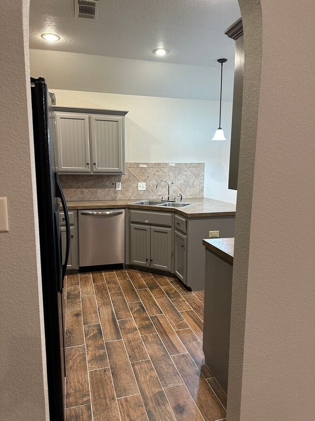 Building Photo - $2,200.00 Move-in-Special