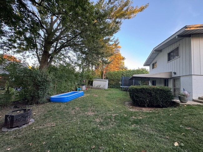 Building Photo - Three Bedroom / 1.5 Bathroom House AVAILABLE October