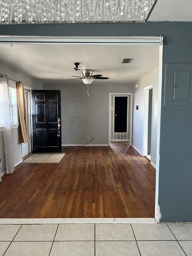 Building Photo - 1110 E 42nd St