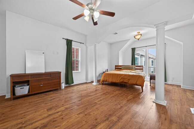 Building Photo - 2308 Bastrop St