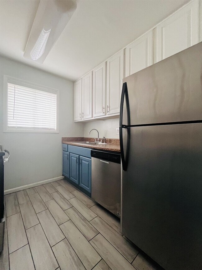 Building Photo - 5123 Del Monte Dr