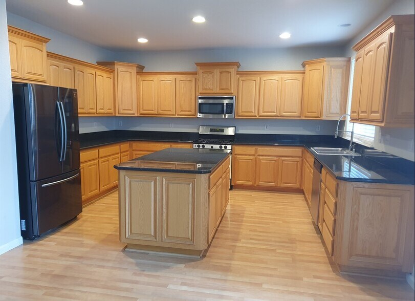 Building Photo - 2540 Crescent Way