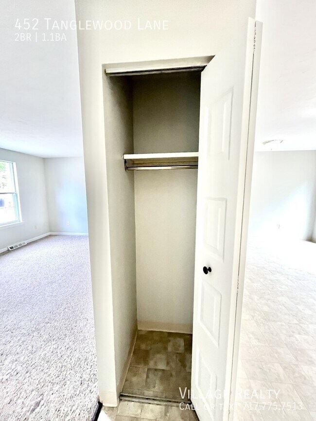 Building Photo - 452 Tanglewood Ln