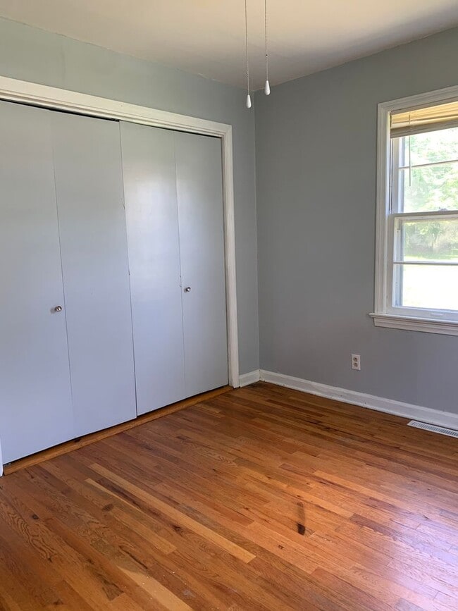 Building Photo - Updated 2 bed/1 bath, 720 sqft home!