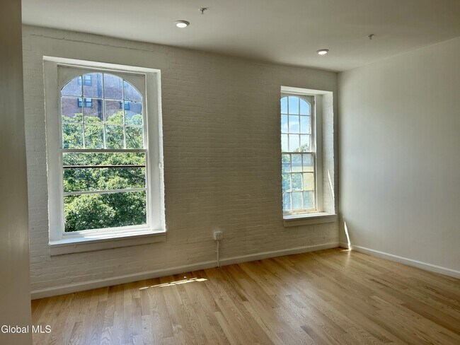 Building Photo - 155 River St