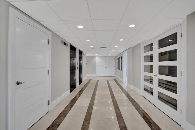 Building Photo - 1150 Hillsboro Mile Unit 1016