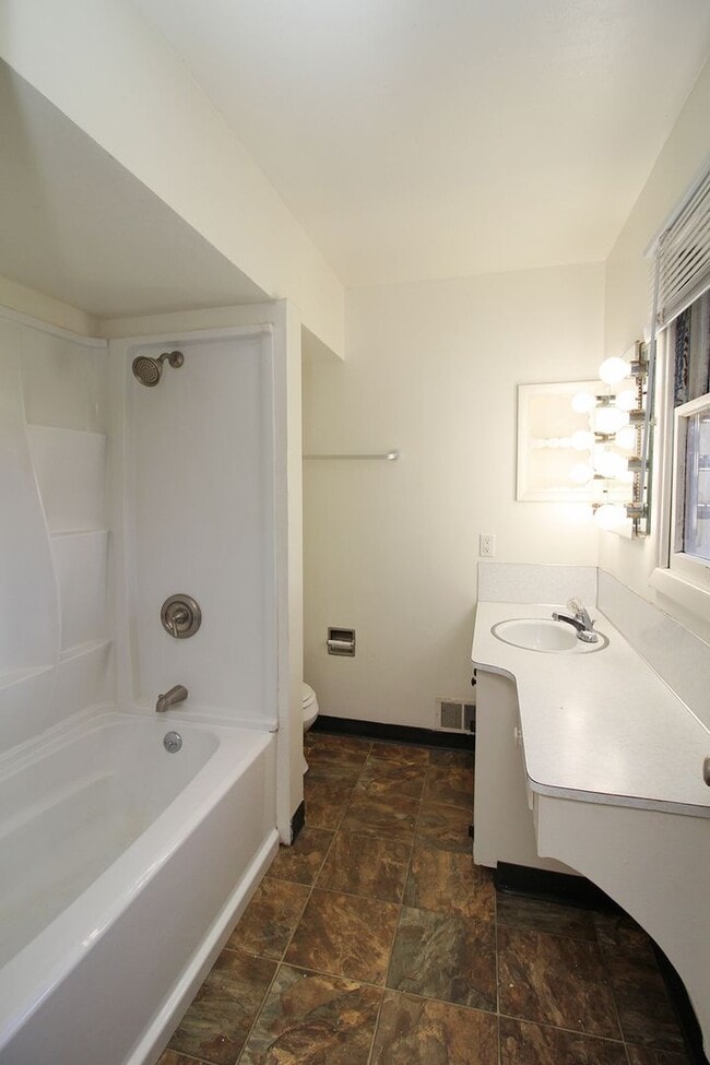 Building Photo - Delightful 3 Bedroom Mid-Century Ranch Hom...