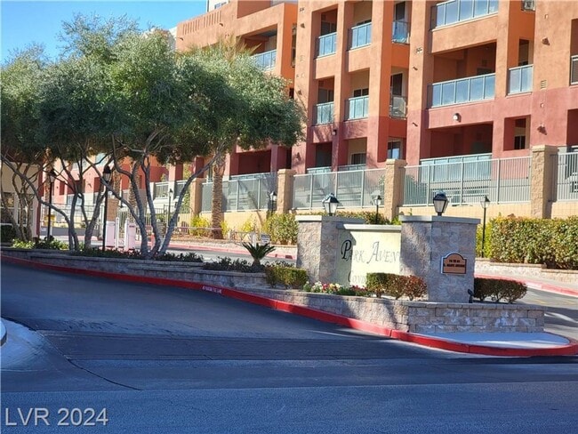 Building Photo - FABULOUS PARK AVENUE - GUARD GATED MIDRISE...