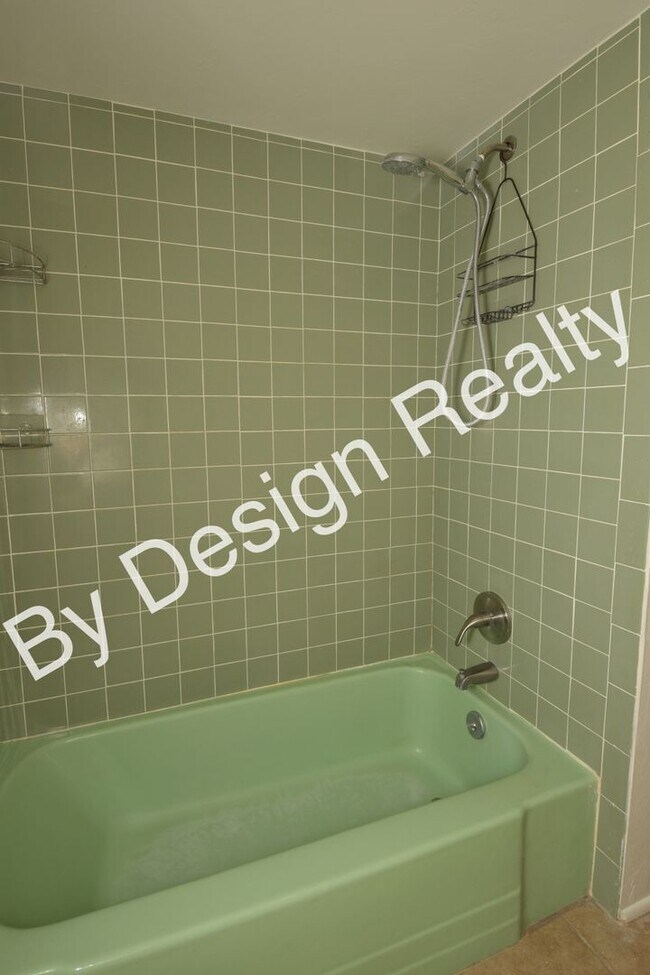 Building Photo - Spacious 3 Bed 2 Bath Eastside Home w/Huge Yard & Fireplace