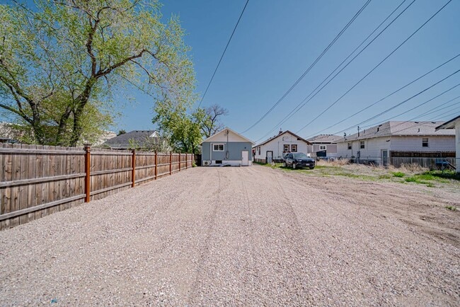 Building Photo - Lower unit renovated property near ISU.