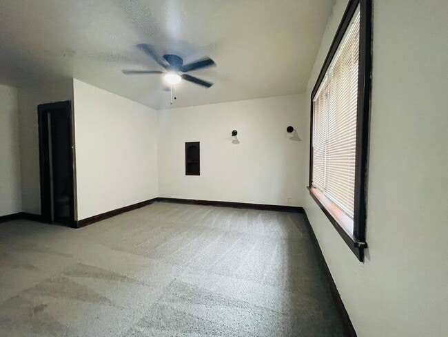 Building Photo - 701 W Maple Ave
