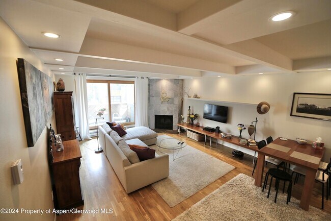 Building Photo - 1007 E Hyman Ave