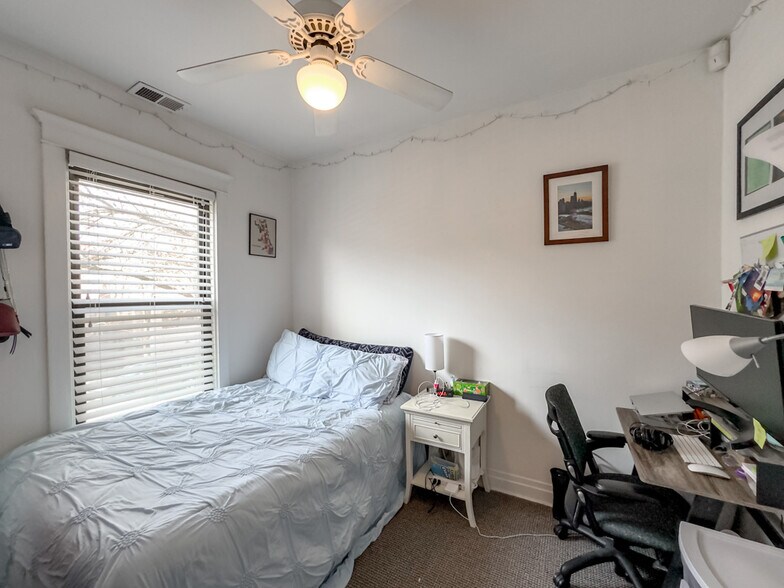 Building Photo - 3245 N Lakewood Ave