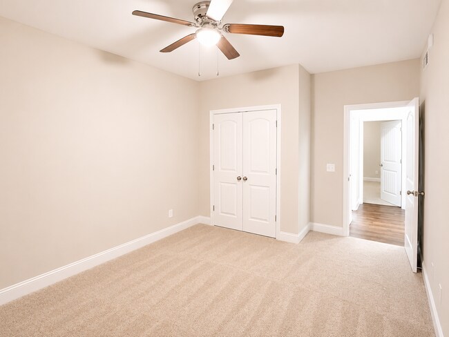 Building Photo - 547 Southern Cross Dr