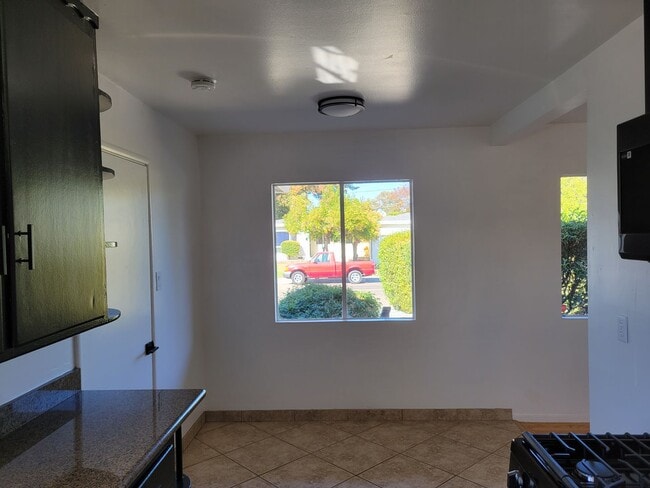 Building Photo - AVAILABLE NOW! 3 BEDROOM/2 BATH IN FAIRFIELD