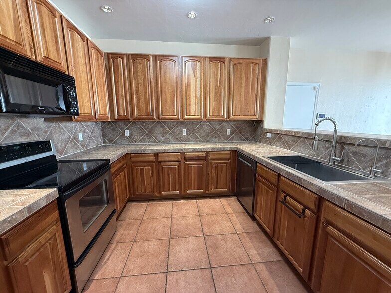 Building Photo - 2771 N Saramano Ln